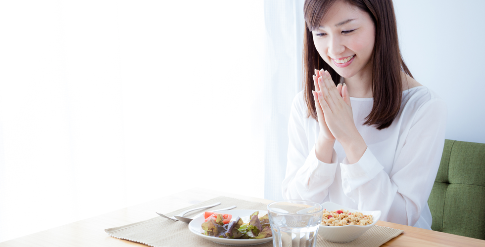 水道で手を洗う女性